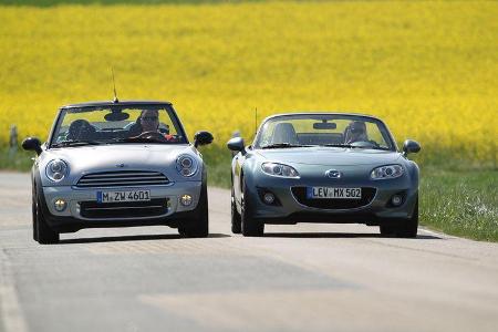 Mini Cooper Cabrio, Mazda MX-5 1.8, beide Fahrzeugen, Frontansicht, Landstraße