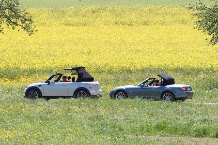 Mini Cooper Cabrio, Mazda MX-5 1.8, beide Fahrzeugen, Seitenansicht, parallel, Verdeck schließt