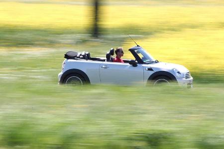 Mini Cooper Cabrio, Seitenansicht, offen, Wiese