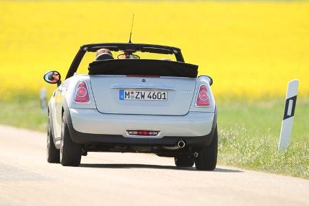 Mini Cooper Cabrio, Rückansicht, offen, Wiese, Heck