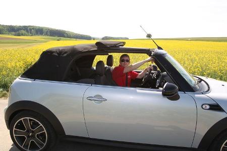 Mini Cooper Cabrio, Seitenansicht, Verdeck schließt