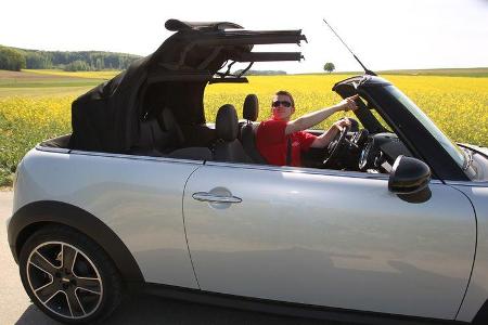 Mini Cooper Cabrio, Seitenansicht, Verdeck schließt