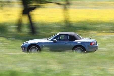 Mazda MX-5 1.8, Seitenansicht, Wiese, Verdeck zu