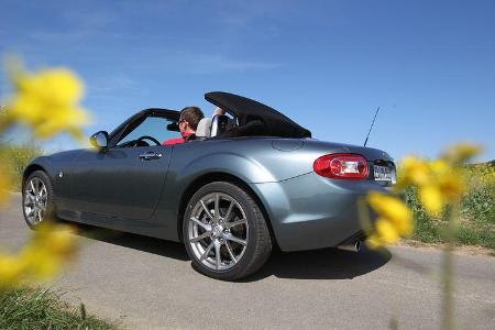 Mazda MX-5 1.8, Seitenansicht, Verdeck schließt