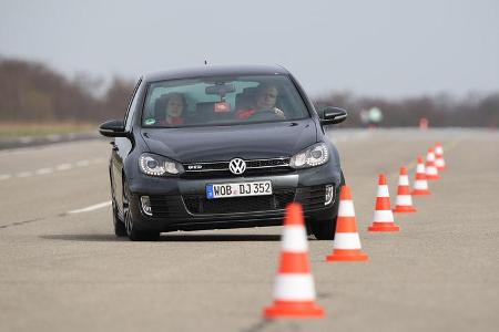 VW Golf GTD, Frontansicht, Pylonen