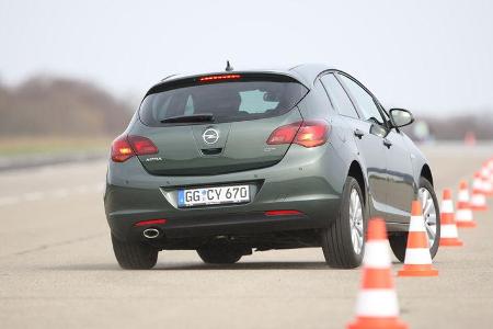Opel Astra 2.0 CDTi Ecotec Design Edition, Heckansicht, Pylonen