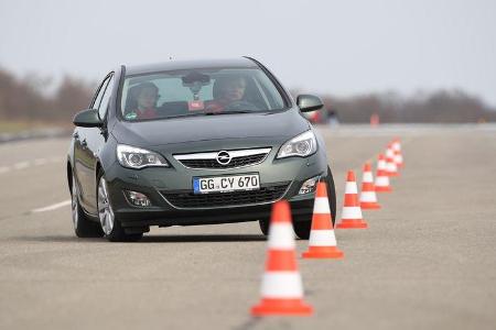 Opel Astra 2.0 CDTi Ecotec Design Edition, Frontansicht, Pylonen