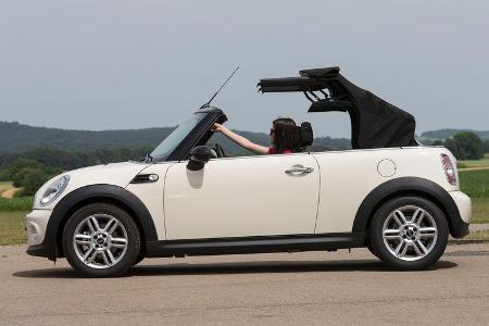 Mini One Cabrio, Seitenansicht, Verdeck öffnet