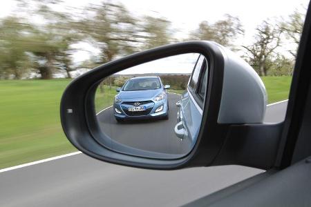 Hyundai i30 1.6 CRDi, VW Golf 1.6 TDI, Rückspiegel