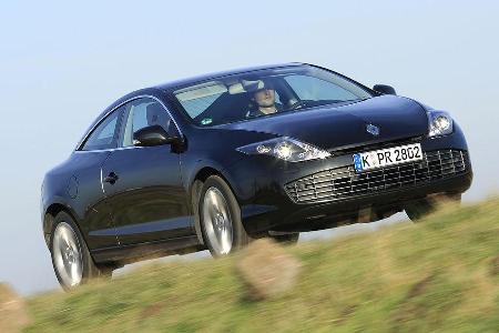Tatsächlich kann das zum Topmodell erkorene V6-Auto dem 2.0 Turbo dann auch nicht einmal auf der Messgeraden die Endrohre ze...