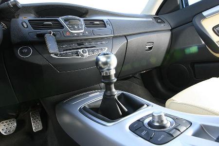 Von einer den anspruchsvollen Hörgenuss unterstützenden Audioanlage über mattes Aluminium auf der Mittelkonsole bis hin zum ...