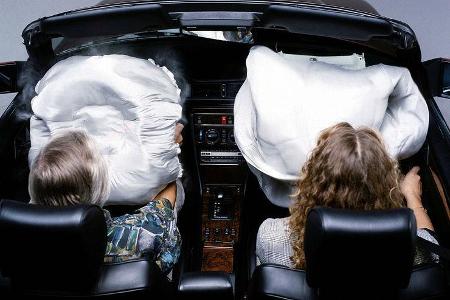 Airbag (1974): Der Luftsack debütiert parallel bei Oldsmobile und Cadillac,
funktioniert aber nicht recht. Das tut er erst 1...