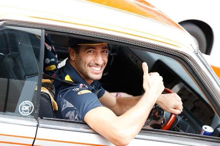 Ricciardo & Verstappen - Toyko - Tuning - Red Bull - 2016