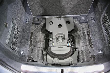 Im Kofferraum des Audi A5 Sportback unter der Abdeckung die Batterie. Die Position soll für eine bessere Gewichtsverteilung ...
