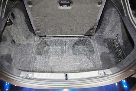 Im BMW Vierer Gran Coupé ist sich an dieser Stelle ein weiteres Ablagefach. Die Batterie ist zwar auch hier im Kofferraum ve...