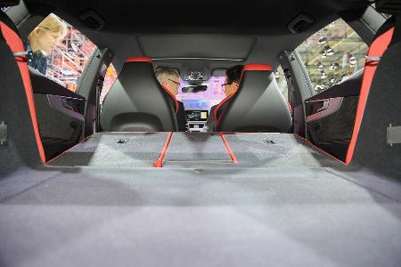 Klappt man die Rückbank im Audi A5 Sportback um, entsteht zwar viel Platz, allerdings ergibt sich keine ebene Fläche.