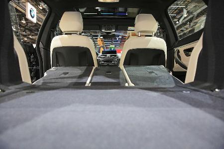 Beim BMW Vierer Gran Coupé ist der Winkel der umgeklappten Rückbank noch wesentlich steiler, weil die Sitzpolsterung noch au...