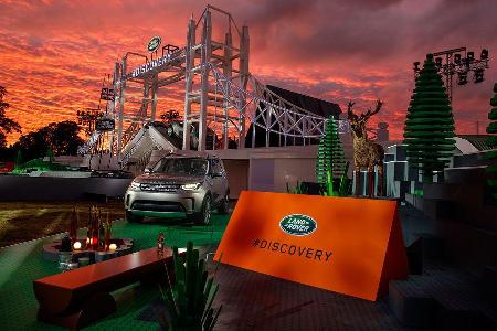 Land Rover Discovery LEGO Tower Bridge (2016)