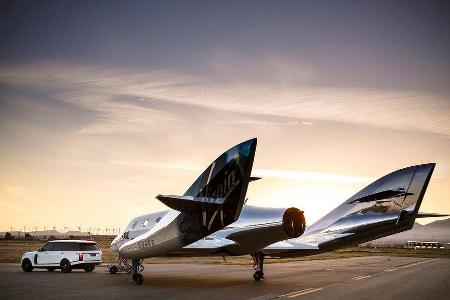 Range Rover zieht Virgin Jet
