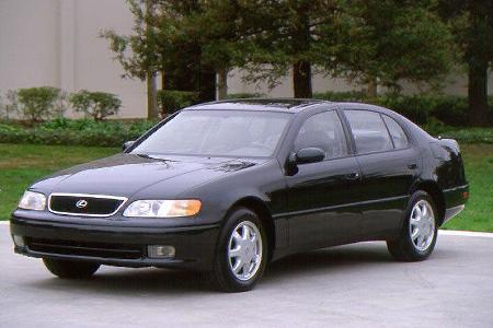 Für Lexus, den Premium-Ableger der Marke Toyota, skizzierte Giugiaro 1993 ein Modell der oberen Mittelklasse, den Lexus GS 3...