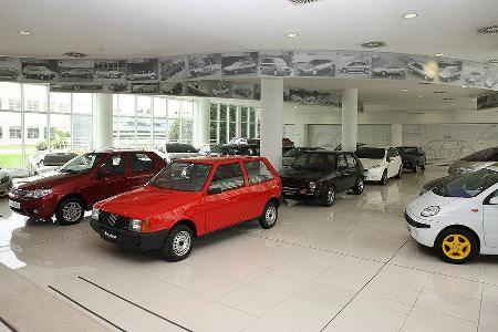 Die wichtigsten Erfolgsmodelle - wie den Fiat Uno - präsentieren die Giugiaros fein aufgreicht im werkseigenen Italdesign-Mu...