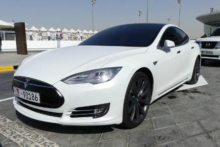 Tesla Model S P90 - Carspotting - GP Abu Dhabi 2016