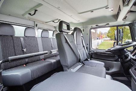 Bis zu sieben Personen können in der Doppelkabine des Unimog U 4023 Platz nehmen. Haltegriffe und Haltestangen sorgen für Halt.