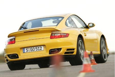 Platz 36 der schnellsten Supertest-Kandidaten: Der Porsche 911 Turbo (997) hat im Supertest 5/2007 den Ausweichtest mit 153 ...