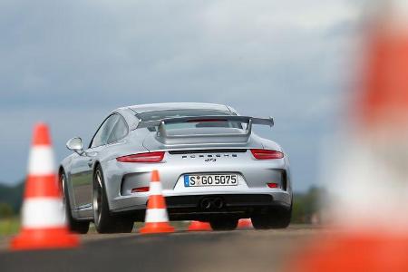 Porsche 911 GT3, Heckansicht, Slalom