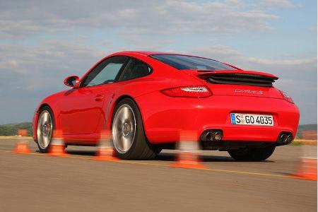 Platz 42 der schnellsten Supertest-Kandidaten: Der Porsche 911 Carrera S (997/mit PDK) hat im Supertest 8/2008 den Ausweicht...
