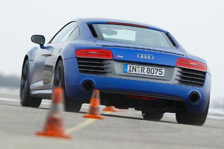 Audi R8 V10 plus 5.2 FSI, Heckansicht, Slalom