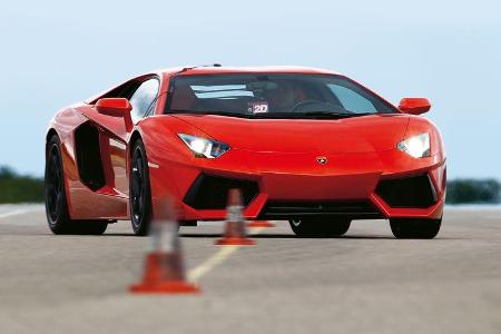 Lamborghini Aventador LP 700-4, Frontansicht, Slalom