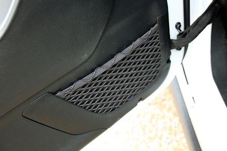 Nicht so üppig: Ablagen und Stauraum sind Mangelware im Jeep Wrangler.