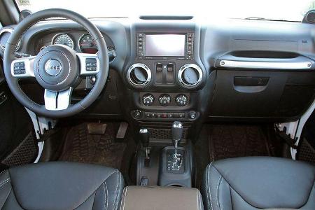 Moderne Zeiten: selbst beim archaischen Jeep Wrangler finden sich jetzt die Tempomat- und die Telefon-Bedienung samt Steueru...