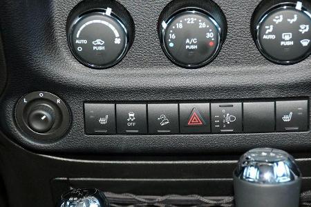 Neu an Bord: die aktuelle Generation des Wrangler Rubicon hat nun auch eine elektronische Bergabfahrhilfe.