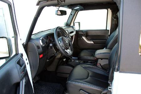 Trotz viel Technik immer noch rustikal: ein so senkrechtes Cockpit findet sich bei modernen Fahrzeugen nicht mehr Leider etw...