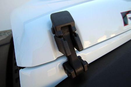 Muss sein: Kultige Außenschließen für die Motorhaube.