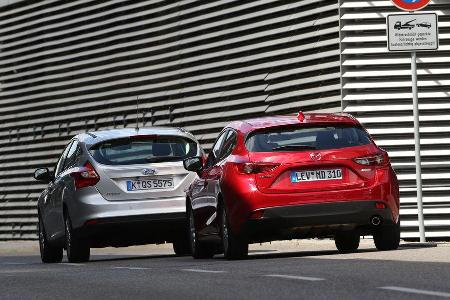 Ford Focus 1.0 Ecoboost, Mazda 3 Skyaktiv-G 100, Heckansicht