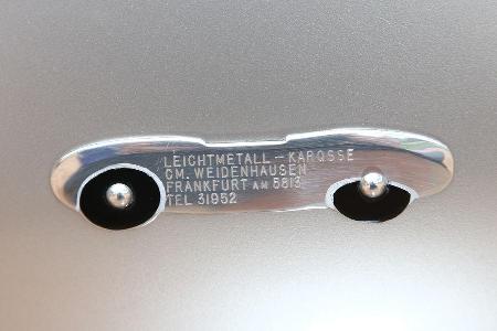 Glckler-Porsche, Schild