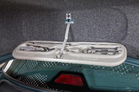 BMW 323i, Werkzeug