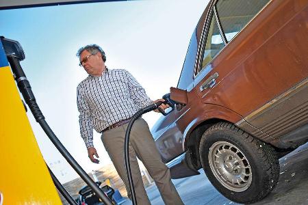 Mercedes-Benz 280 SE, Tankstelle