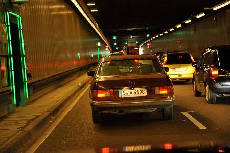 Mercedes-Benz 280 SE, Tunnel, Heckansicht