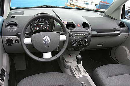 Auch im Innenraum zitiert der New Beetle mit dem Zentraltacho seinen Urahn.
