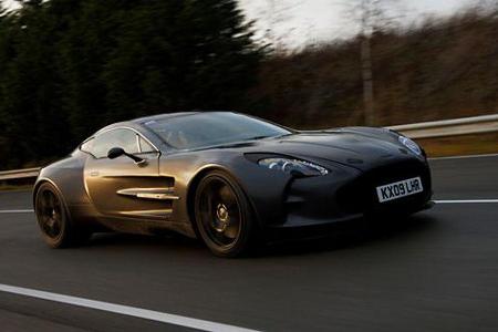 In Verbindung mit dem 98 Liter großen Tank soll der Aston Martin One 77 eine maximale Reichweite von 500 Kilometern ermöglic...