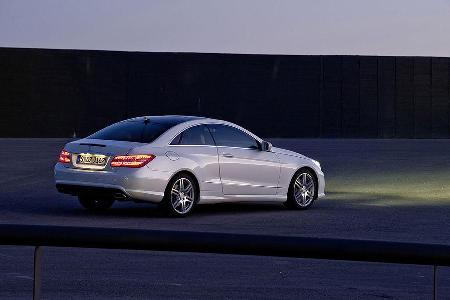 Der bisherige V6 wird im E 350 CGI Blue Efficiency durch einen strahlgeführten Sechszylinder-Benzin-Direkteinspritzer ersetzt.