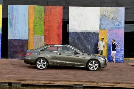 Gegenüber dem Vorgänger ist das neue E-Coupé gewachsen - das soll auch den Fondpassagieren zu Gute kommen.