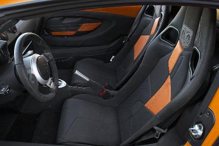Schalensitze und schwarzes Cockpit.