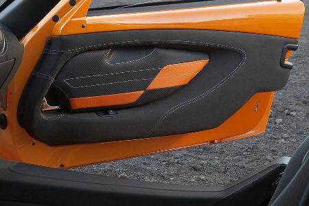 Türinnenverkleidung in Orange-Schwarz.