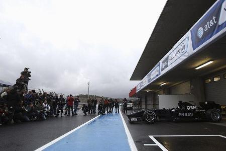 Unter dem wolkenverhangenen Himmel von Portimao wurde der neue Dienstwagen von Nico Hülkenberg vor die Linsen der Fotografen...