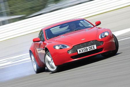 Derlei Spaßeinlagen beherrscht der Aston ausgezeichnet, das Tüpfelchen auf dem i sozusagen.